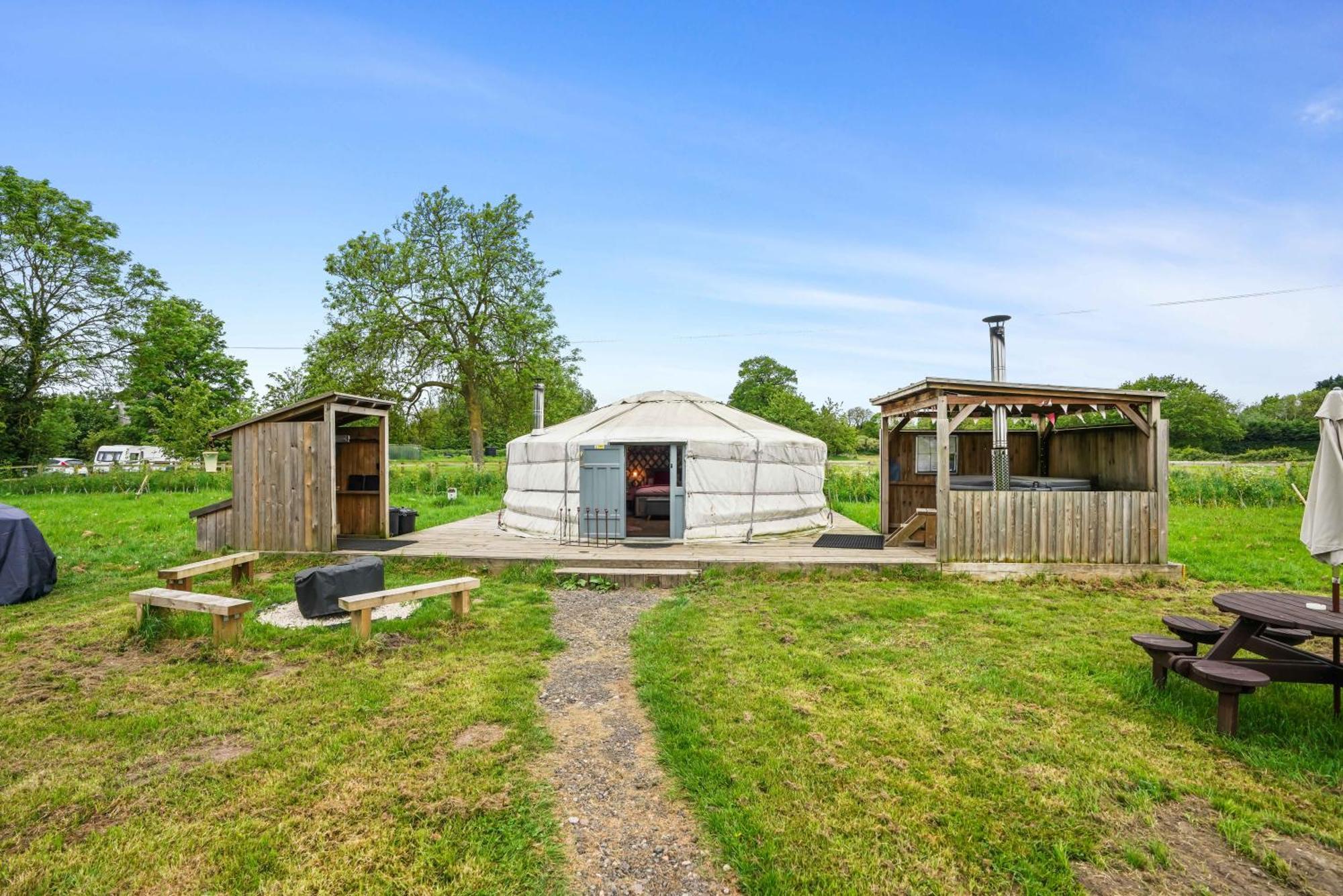 Отель Glamp And Tipple Ltd Great Ellingham Экстерьер фото