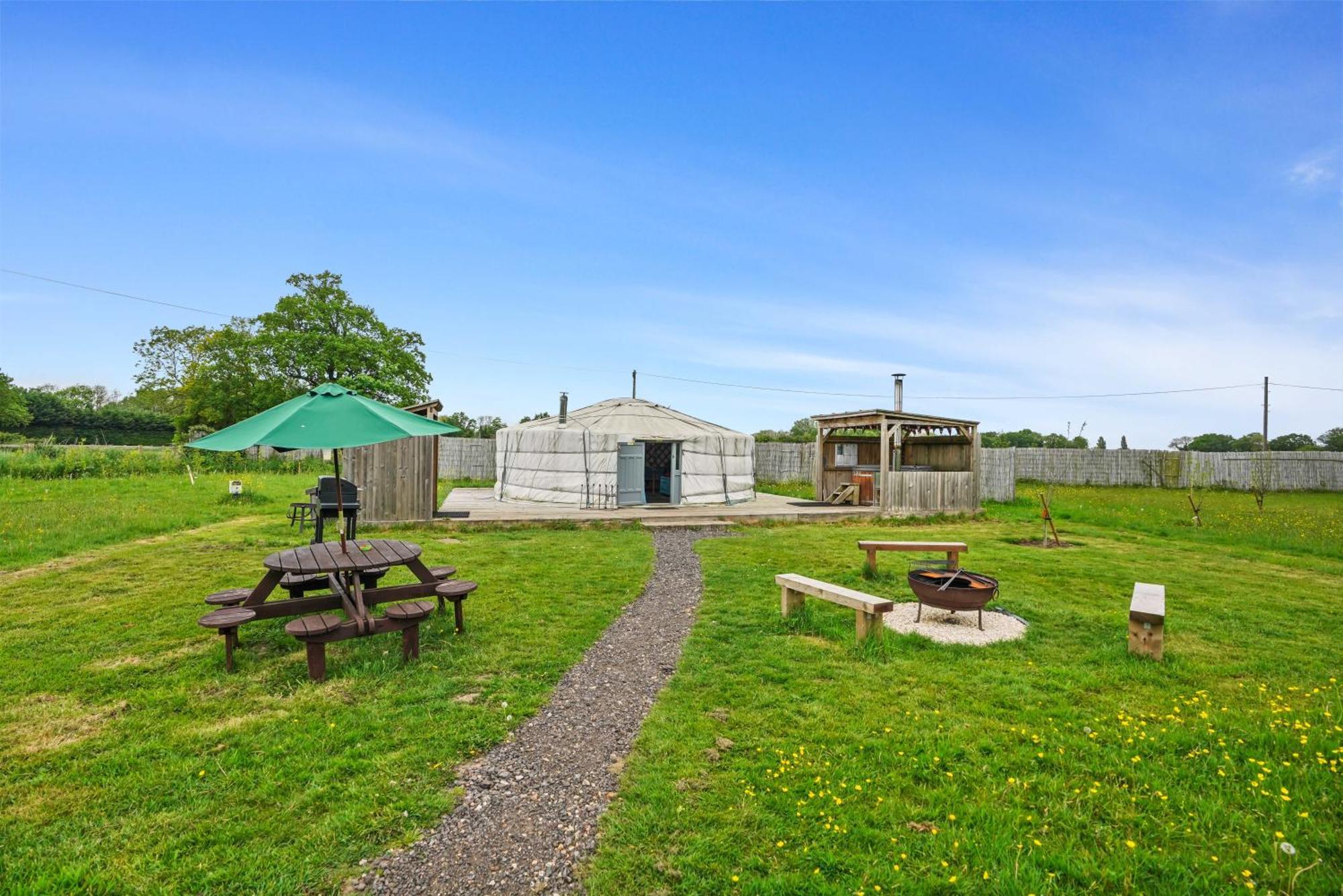 Отель Glamp And Tipple Ltd Great Ellingham Экстерьер фото
