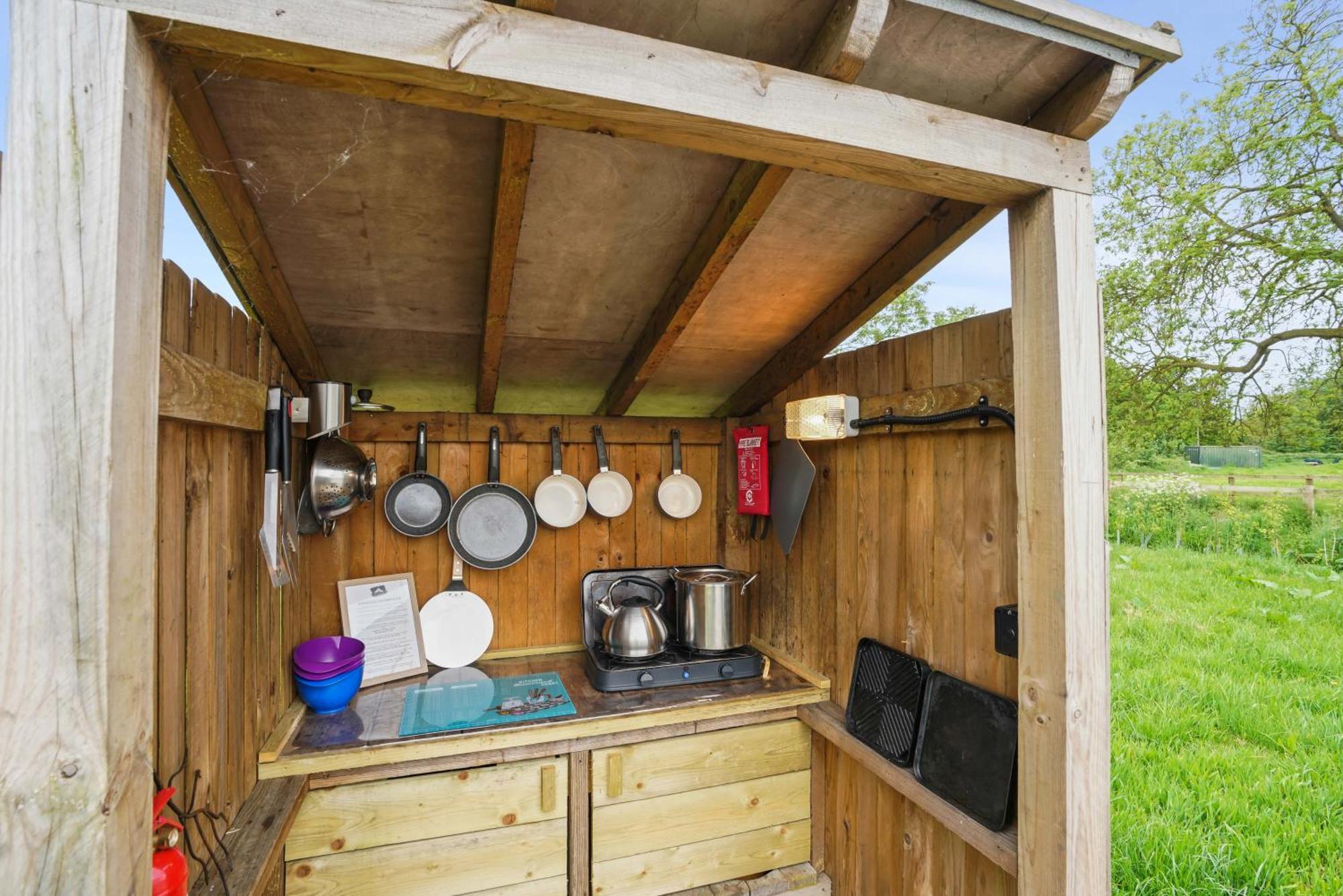 Отель Glamp And Tipple Ltd Great Ellingham Экстерьер фото