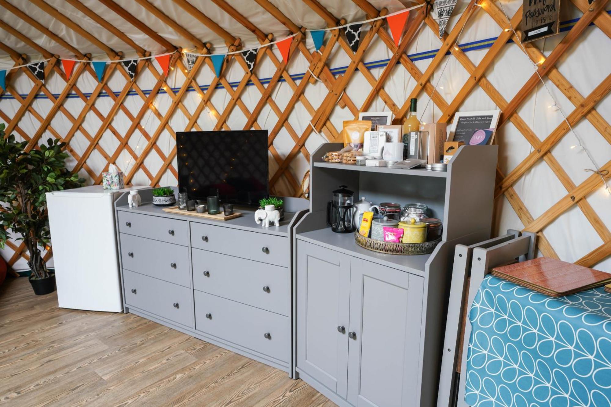 Отель Glamp And Tipple Ltd Great Ellingham Экстерьер фото