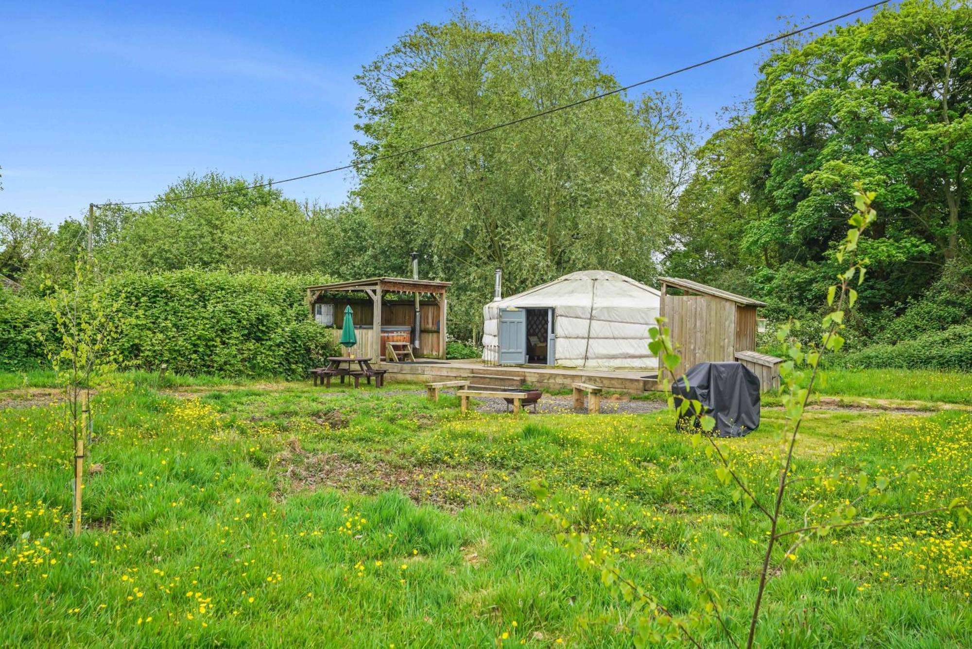 Отель Glamp And Tipple Ltd Great Ellingham Экстерьер фото