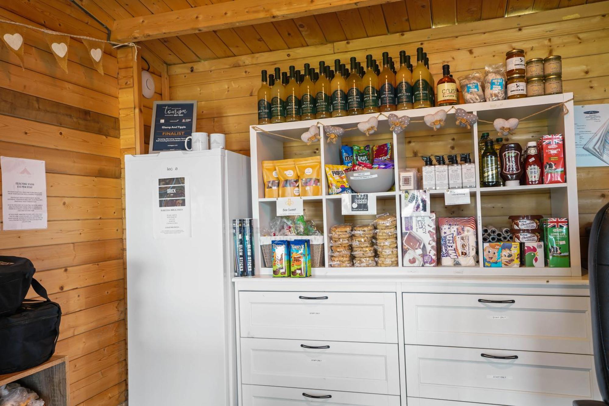 Отель Glamp And Tipple Ltd Great Ellingham Экстерьер фото