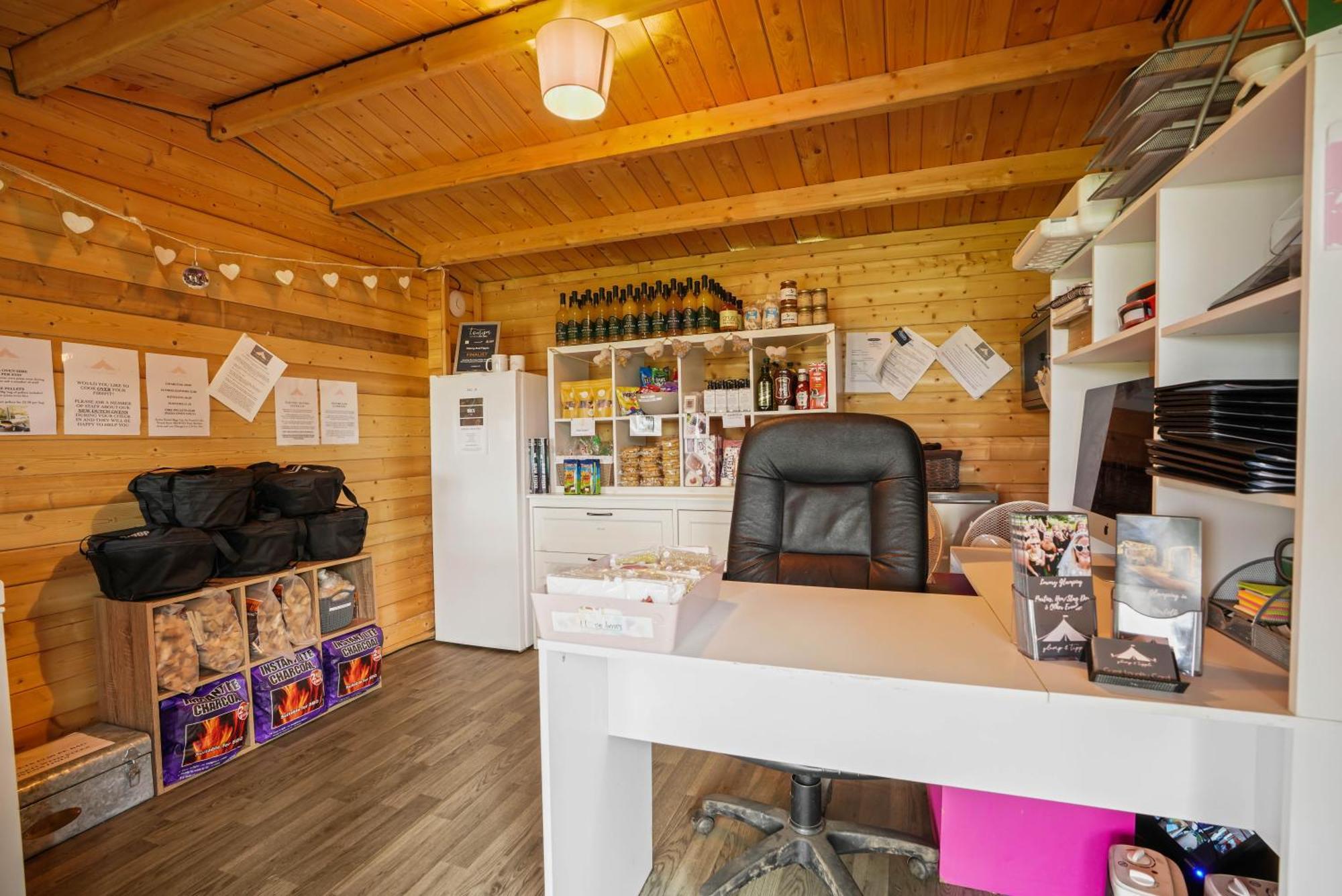 Отель Glamp And Tipple Ltd Great Ellingham Экстерьер фото